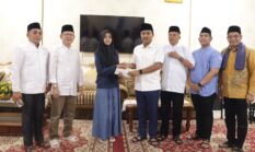 Wali Kota Payakumbuh dan Wakil Gubernur Sumbar Serahkan Beasiswa bagi Pelajar Berprestasi