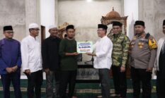 Wali Kota Payakumbuh Zulmaeta Serahkan Bantuan untuk Pembangunan Masjid Al-Falah