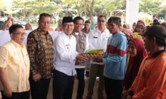 Wali Kota Payakumbuh Zulmaeta Serahkan 2.500 Paket Ramadan dari Baznas