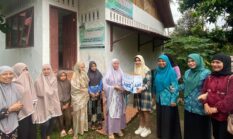 ASN Kecamatan dan PKK Payakumbuh Selatan Berbagi Takjil untuk Pengendara